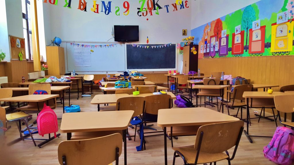 Profesorii Liceului Teoretic „Dimitrie Cantemir” din Văsieni, Ialoveni, anunță că vor demisiona in corpore în cazul în care elevii de clasa a X-a nu vor reveni în băncile școlare