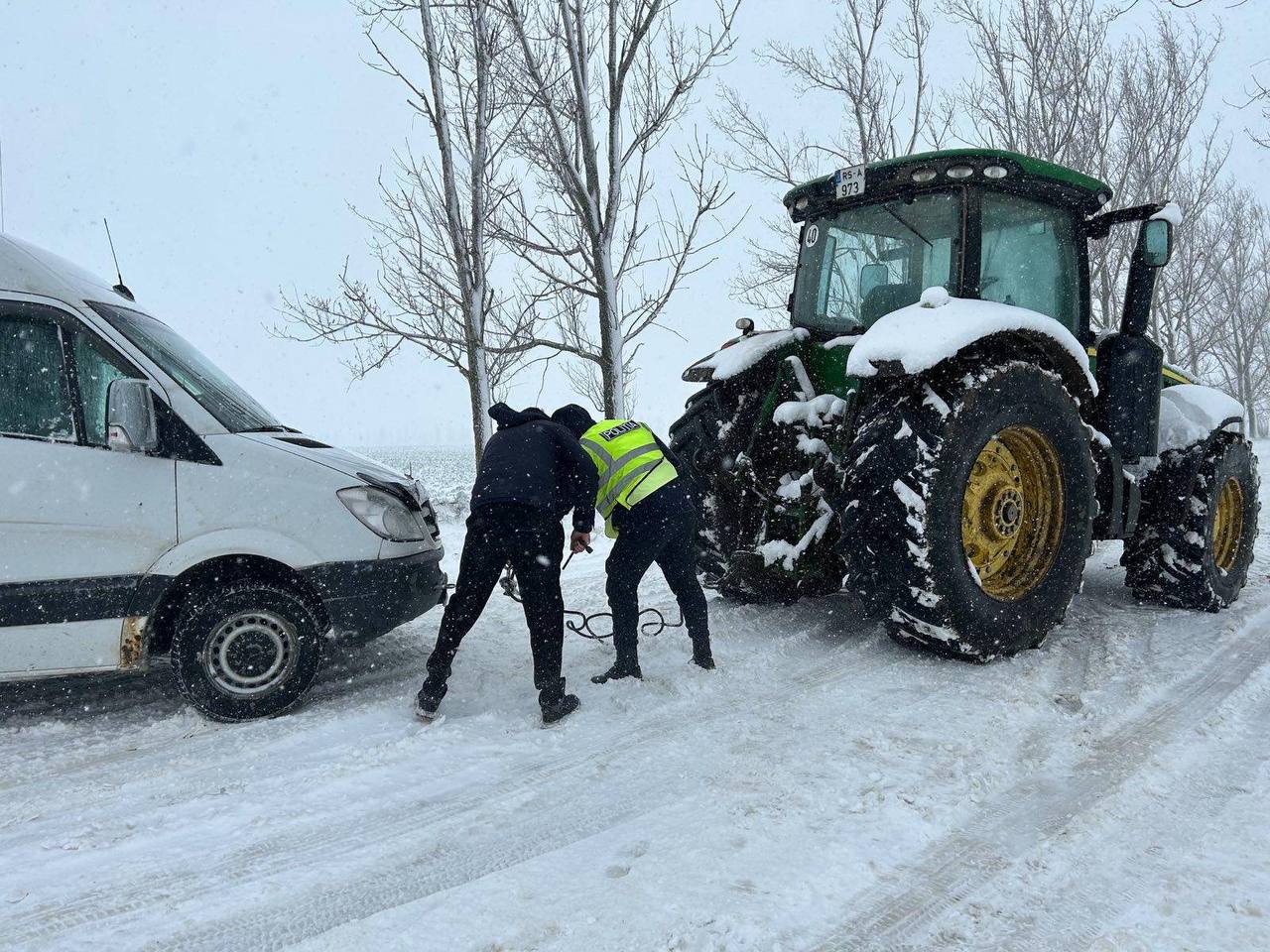 Peste 30 de mașini au derapat de pe drumurile naționale, din cauza zăpezii și drumurilor blocate