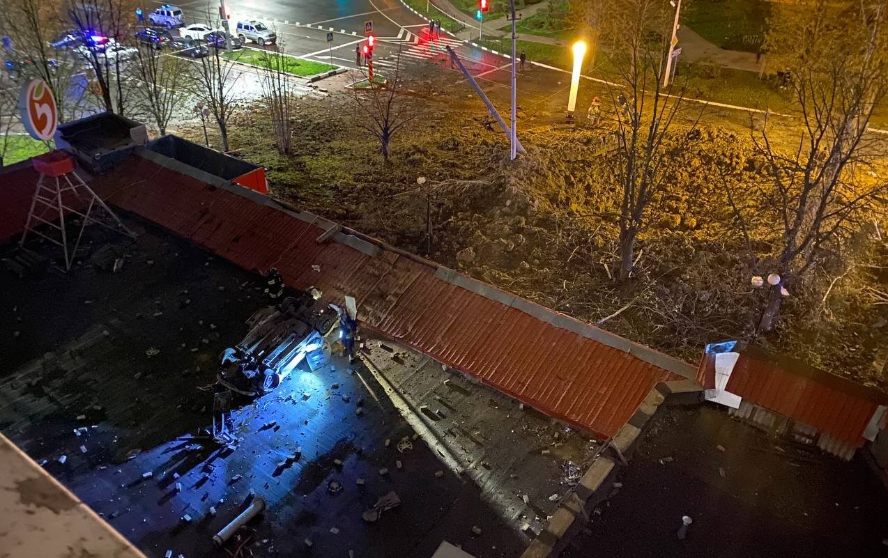 VIDEO | Momentul în care o mașină este aruncată pe un acoperiș, în timpul „bombardamentului întâmplător” din Belgorod, Rusia