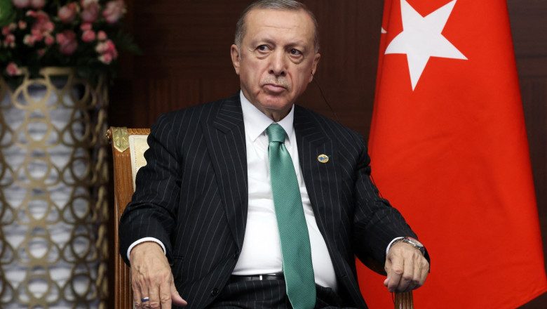 VIDEO | Președintelui Turciei i s-a făcut rău, în timpul unui talk show televizat, transmis în direct. Emisiunea a fost întreruptă