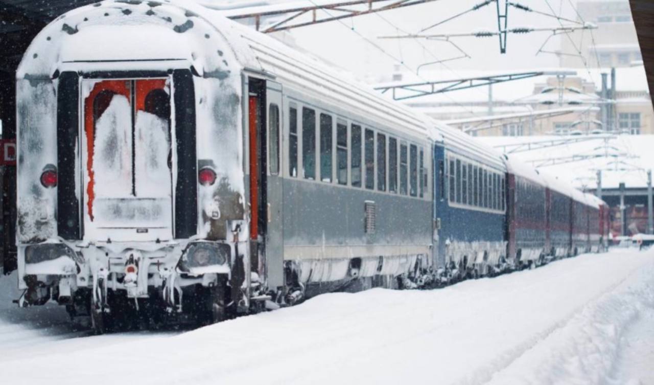 Trenul de pe linia Chişinău-Bucureşti, blocat la graniță, din cauza zăpezii