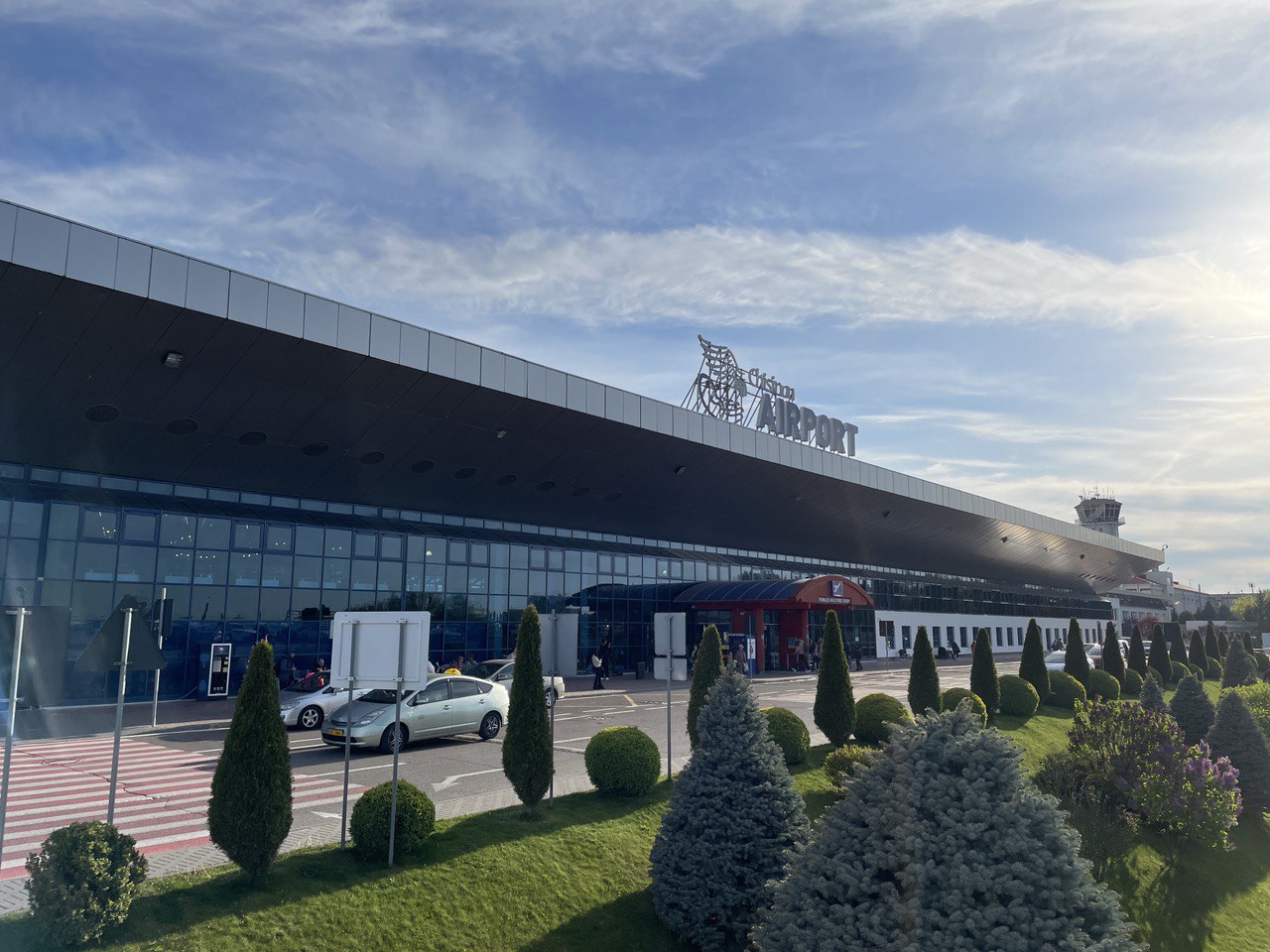 VIDEO | Taxa aeroportuară de 9 euro rămâne, deocamdată, în vigoare, la două luni de la preluarea de către stat a Aeroportului Chișinău! Autoritățile „încă lucrează la acest aspect”