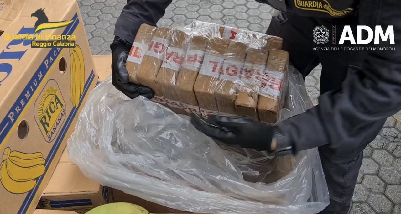 Captură impresionantă de droguri! Poliția din Italia a depistat aproape trei tone de cocaină într-un container cu banane