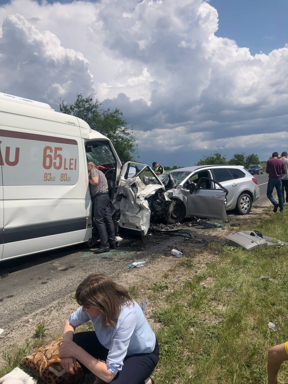 GALERIE FOTO | Detalii despre accidentul teribil de astăzi de la Orhei: Mașina condusă de șoferul care a murit a ieșit pe contrasens 