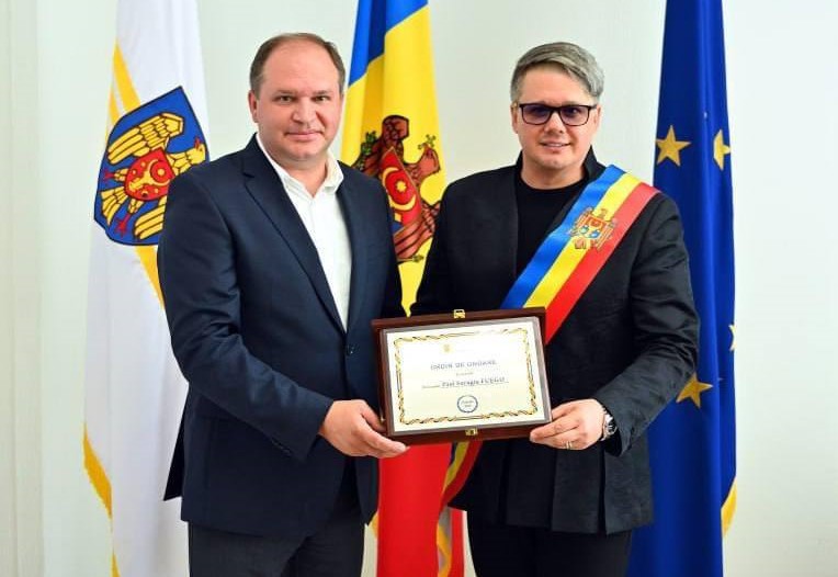 Fuego a fost decorat cu Ordinul de Onoare al Primăriei Chișinău, în semn de apreciere pentru cei 30 de ani de carieră artistică