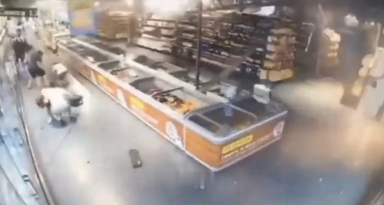 VIDEO | Imagini cu impact emoțional! O rachetă rusească lovește, în plină zi, un magazin din Ucraina, chiar în timp ce oamenii fac cumpărături