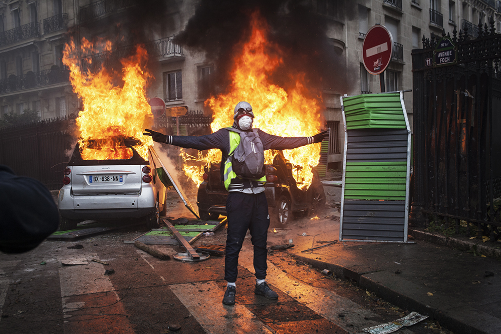Proteste violente la Paris și în mai multe orașe franceze, după ce un adolescent a fost împuşcat mortal de poliție, în timpul unui control de rutină