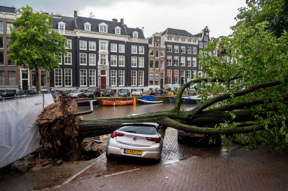 Țările de Jos, lovite de cea mai puternică furtună de vară înregistrată vreodată în ţară. Cel puțin două persoane au murit după ce rafalele de 145 km/h au pus la pământ tot în cale