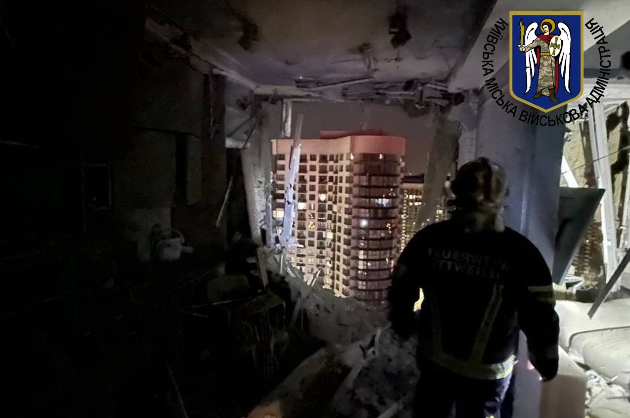FOTO | Atacuri aeriene asupra Kievului: Un mort și patru răniți după a treia noapte de bombardamente