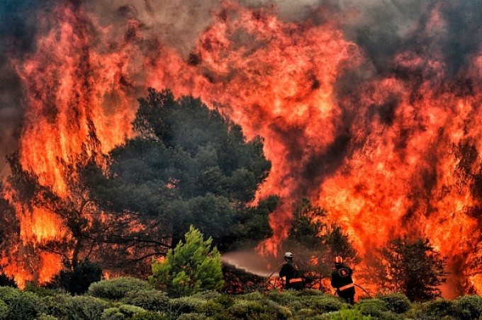 VIDEO | Grecia, sufocată de cele mai mari incendii înregistrate vreodată în Uniunea Europeană 