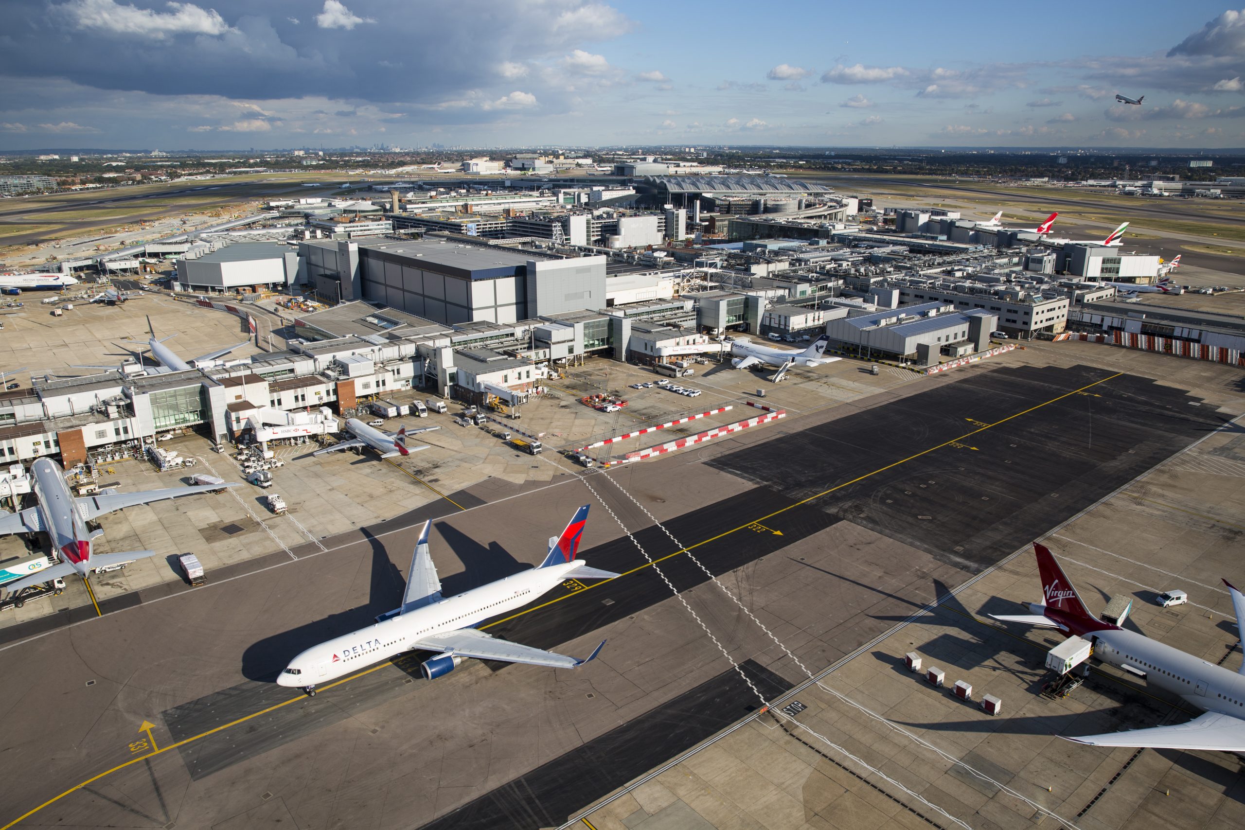 Perturbările traficului aerian în Marea Britanie vor mai continua timp de câteva zile. Autoritățile avertizează pasagerii că există în continuare întârzieri semnificative