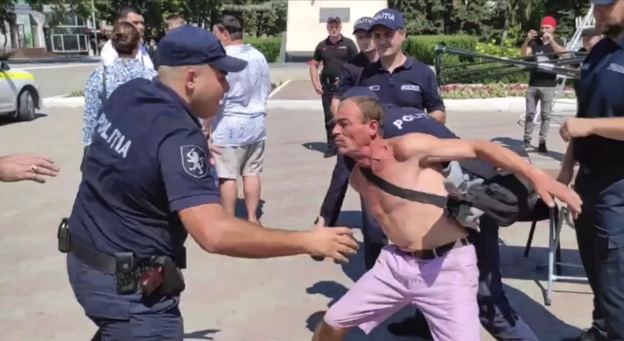 VIDEO | Incident violent în centrul orașului Bălți: Poliția a confiscat corturile Partidului „Renaștere” și a pus la pământ un activist al formațiunii