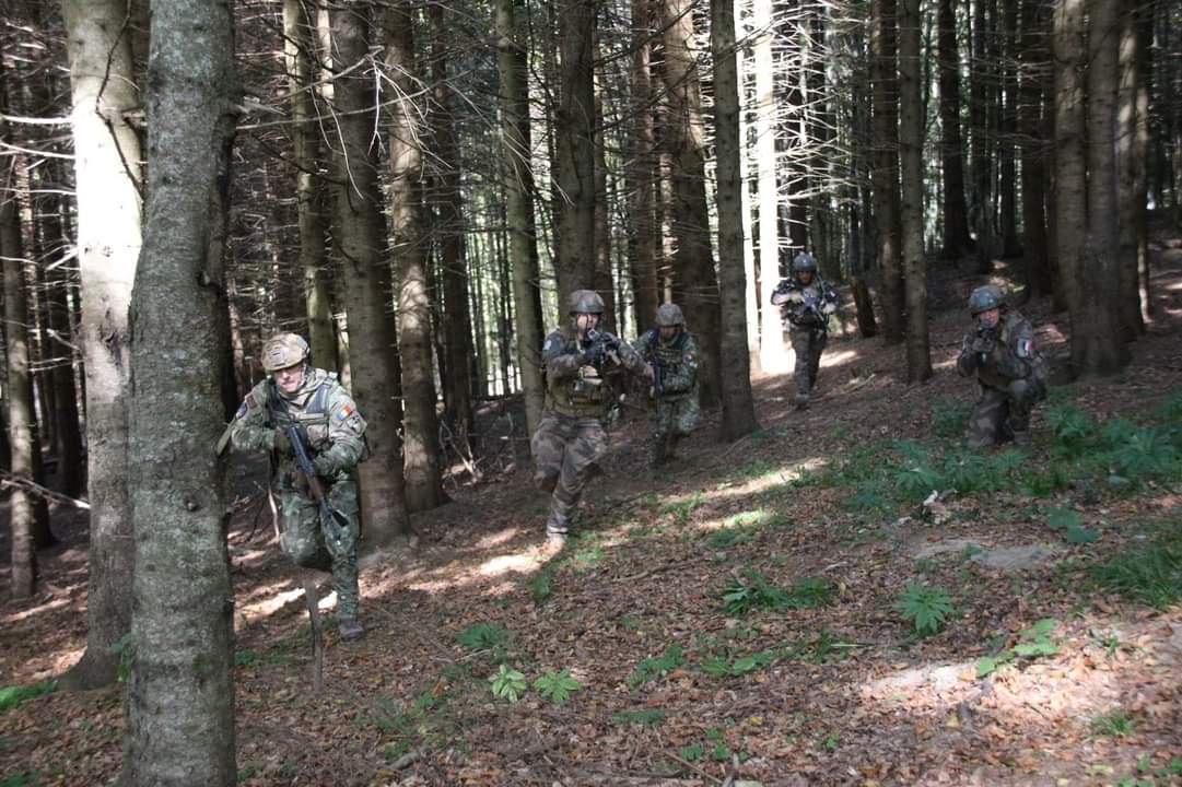 Militarii moldoveni se atrenează împreună cu „Vânătorii de munte” din România, în cadrul unui exercițiu militar de amploare