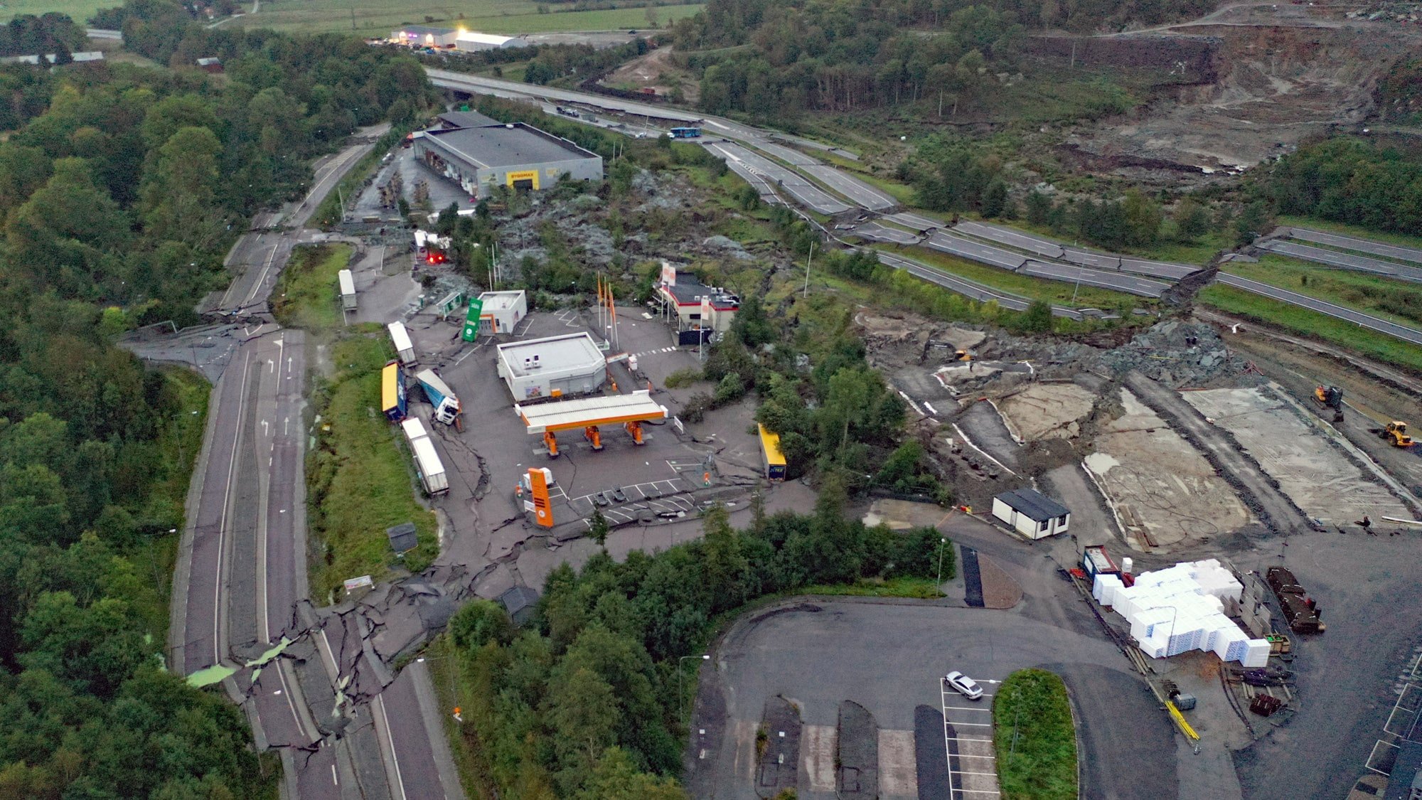 VIDEO | O autostradă din Suedia, distrusă în urma unei alunecări de teren. Mașini răsturnate și clădiri avariate