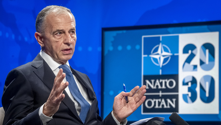 Secretarul general adjunct al NATO, Mircea Geoană: „Suntem martorii, actorii şi, sper eu, nu şi victimele unor transformări masive”