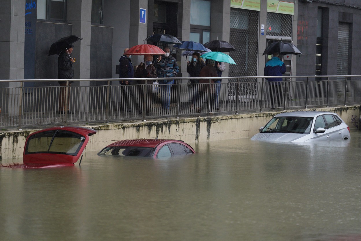 După o vară caniculară și incendii, mai multe orașe europene au fost lovite de inundații! Spania, Grecia și Bulgaria, devastate de furtuni și ploi torențiale 
