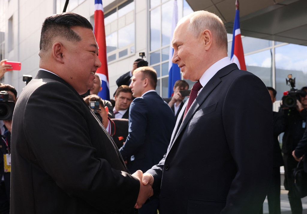 Vladimir Putin și Kim Jong-un, uniţi în lupta împotriva imperialismului. Schimb de amabilităţi pe cosmodromul Vostocinîi