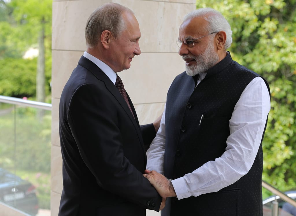 India, „scăldată” în petrol rusesc la prețuri mici. Rusia, „înecată” în rupii