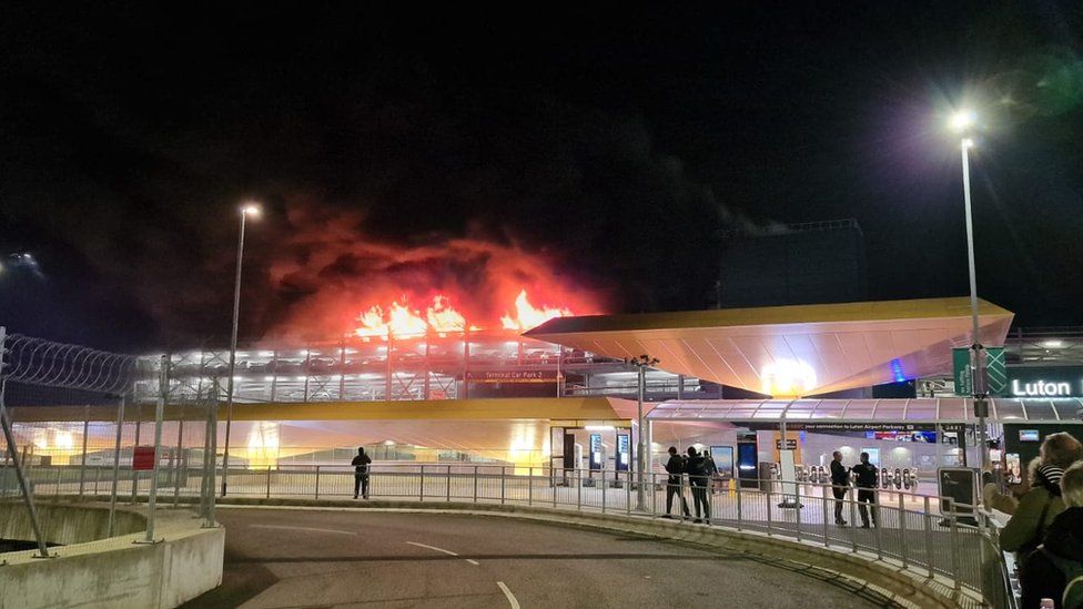 VIDEO | Incendiu de proporții în parcarea Aeroportului Luton din Londra. Toate zborurile au fost suspendate