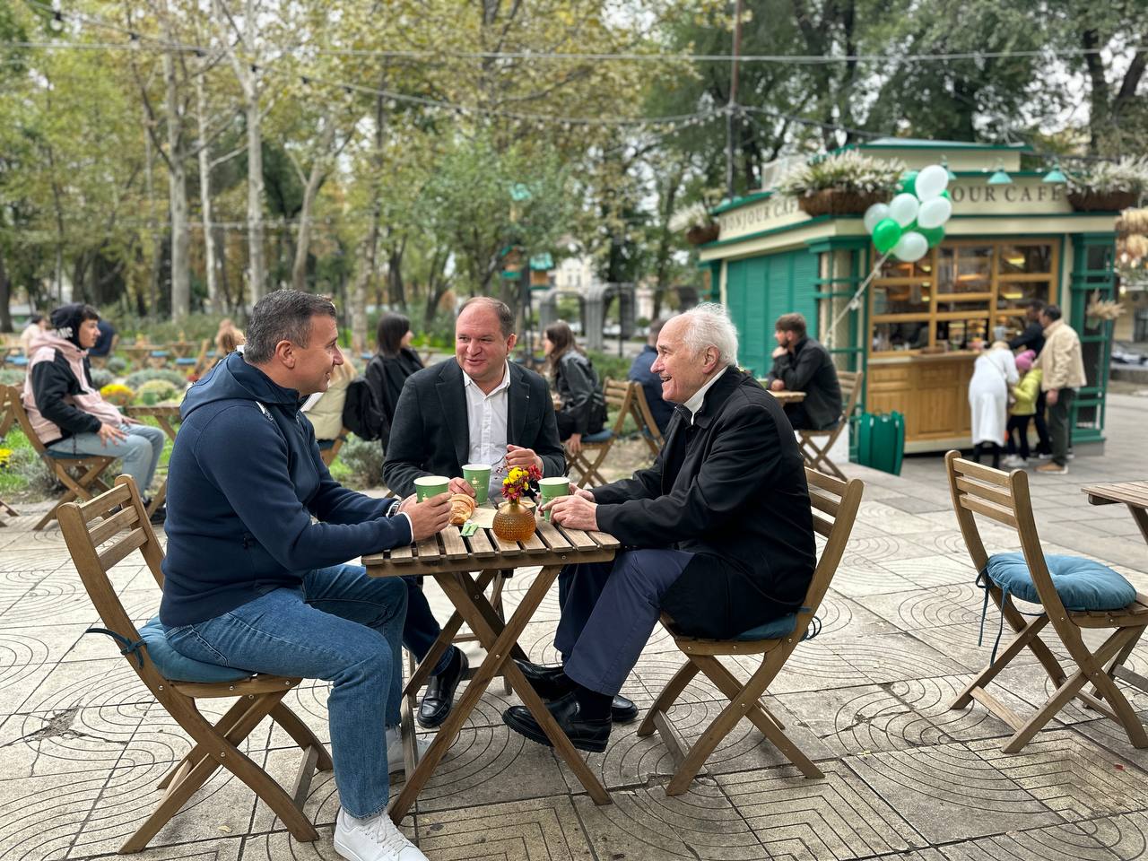 Ion Ceban, la o cafea, în parc, cu Vasile Advahov şi Eugen Doga: Mă simt mic lângă ei
