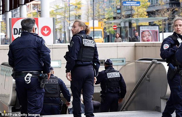 VIDEO | Poliția a împușcat o femeie care a amenințat că se aruncă în aer într-o stație de metrou din Paris