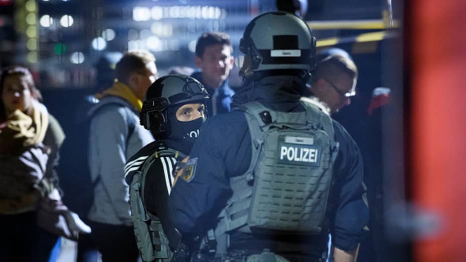Alertă la aeroportul din Hamburg. Un bărbat își ține ostatic propriul copil de mai bine de 12 ore