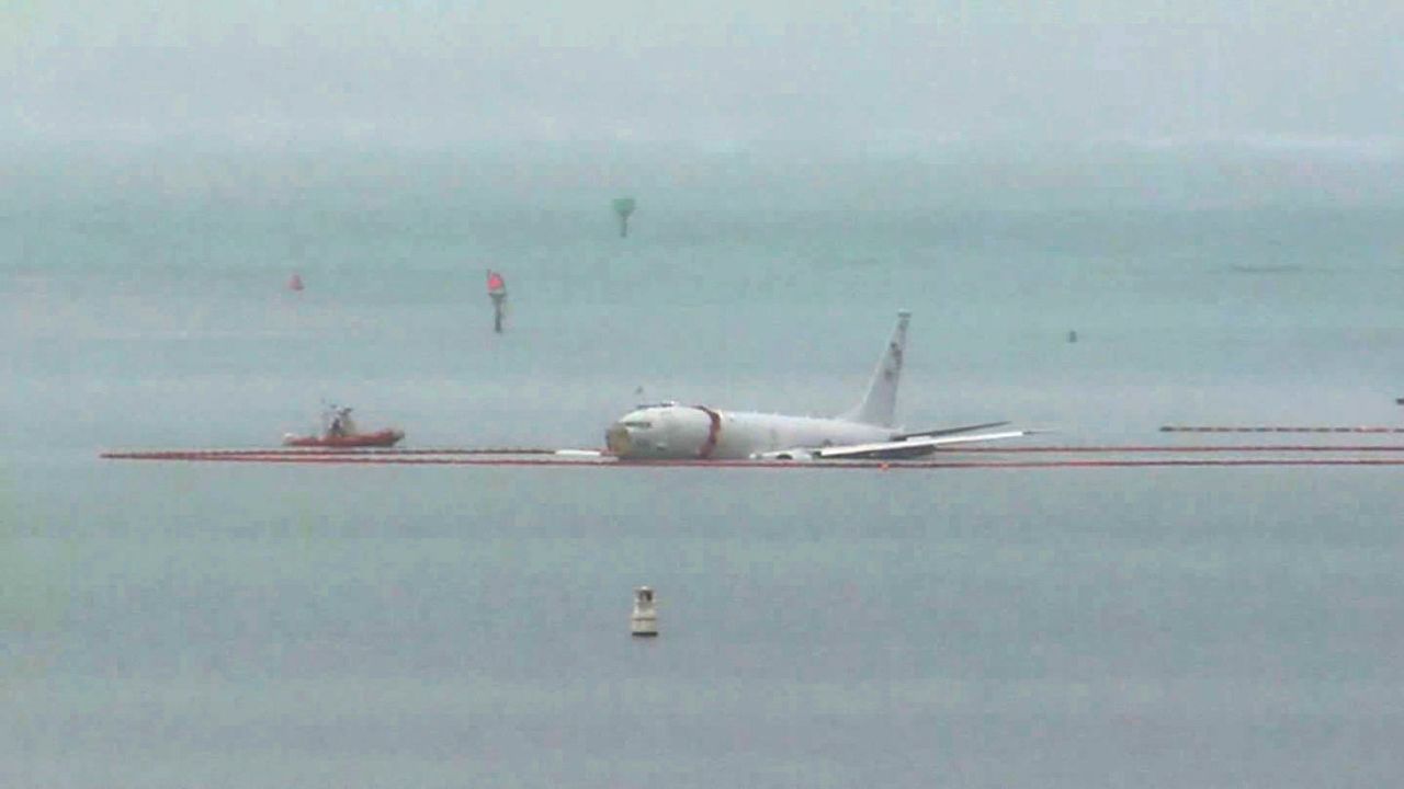 VIDEO | Un avion al Marinei SUA a ieșit de pe pistă și s-a prăbușit în mare