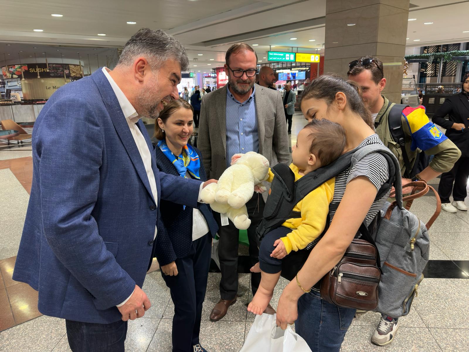 VIDEO | Primii 129 de români și moldoveni evacuați din Fâșia Gaza au ajuns la București. Marcel Ciolacu: Statul român nu lasă niciun român în urmă