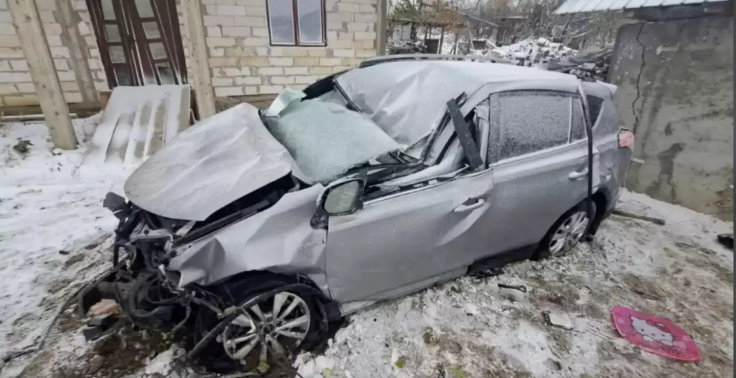 VIDEO | La un pas de tragedie! O şoferiţă din Republica Moldova „a zburat” printre pompele unei benzinării din Iași