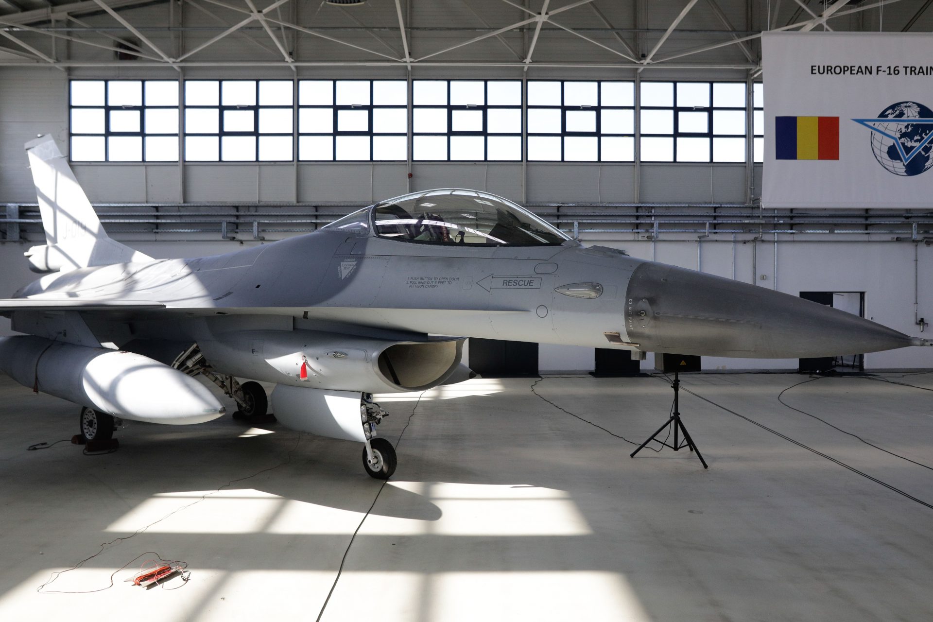 România are primul centru de instruire pentru avioane F16. Aici se vor antrena piloţii români, dar şi cei ucraineni