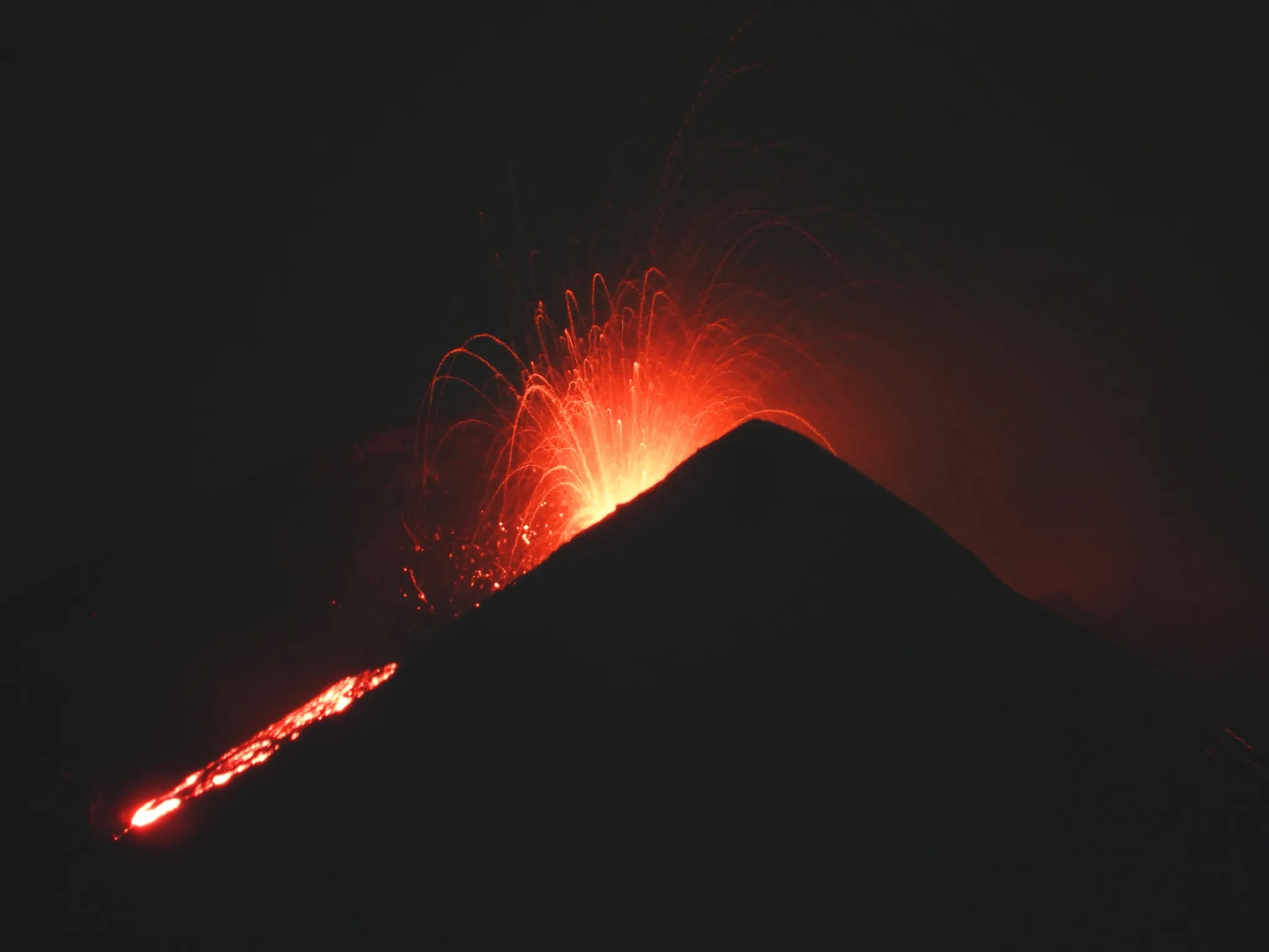 VIDEO | Cel mai mare vulcan activ din Europa a erupt. Etna aruncă lavă și oferă un spectacol pe cerul Siciliei