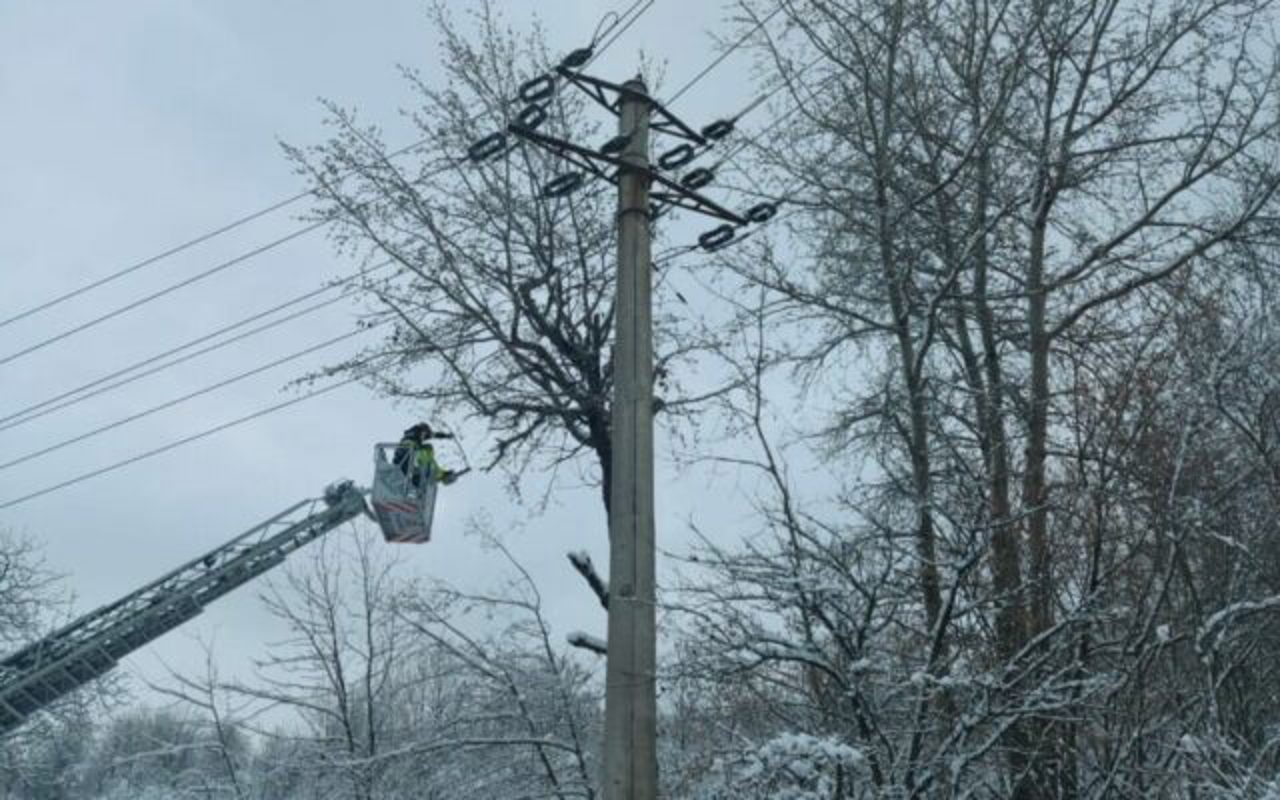 Viscolul și ninsoarea abundentă au lăsat peste o sută de localități și mii de gospodării fără curent electric 
