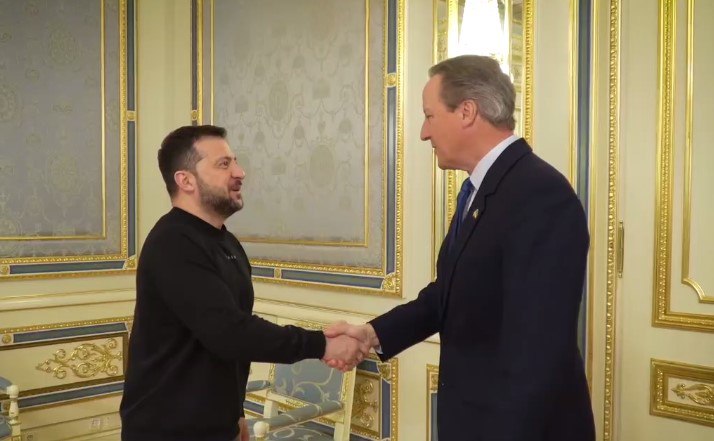 Fostul premier britanic, David Cameron, a ajuns la Kiev. Este prima sa vizită în străinătate după ce a fost numit ministru de Externe