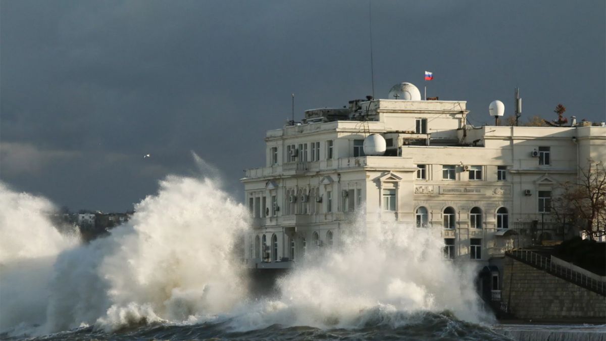 VIDEO | Furtună devastatoare la Marea Neagră. Țărmul Crimeei ocupate și sudul Rusiei, măturate de valuri uriașe
