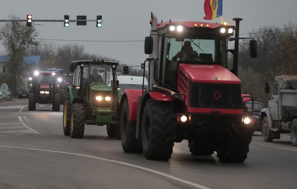 Au venit la Chișinău cu tractoarele, dar se duc la Guvern pe jos! Fermierii vor protesta fără tehnica agricolă în PMAN 